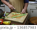 アスパラガスを切る女性 136857983
