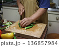 オクラを切る女性 136857984