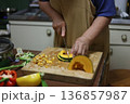 カボチャを切る女性 136857987