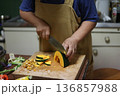 カボチャを切る女性 136857988