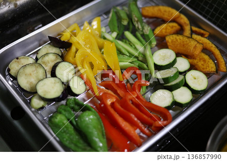 夏野菜の揚げびたしを作る様子 夏野菜の揚げびたしを作る様子 136857990