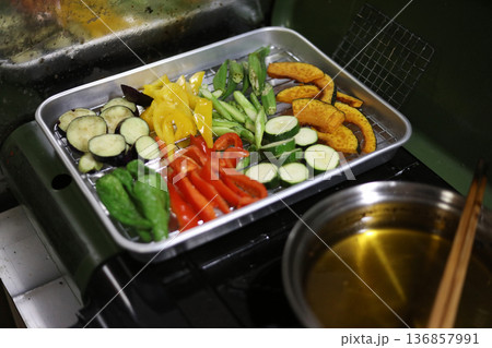 夏野菜の揚げびたしを作る様子 136857991
