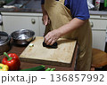 ズッキーニを切る女性 136857992