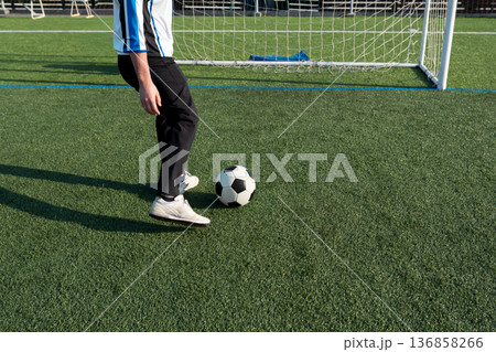 サッカーボールを追いかける中年男性 136858266