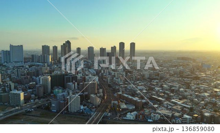 夕暮れの多摩川と美しいオレンジ色の都市風景 夕暮れの多摩川と美しいオレンジ色の都市風景 136859080