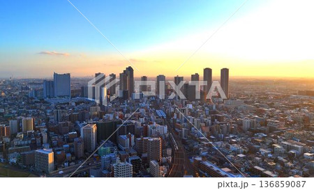 川崎市の都市開発と住宅街が広がる夕方の空撮 136859087