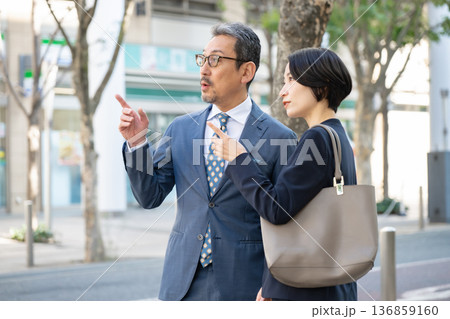 オフィス街を歩くビジネスパーソン オフィス街を歩くビジネスパーソン 136859160