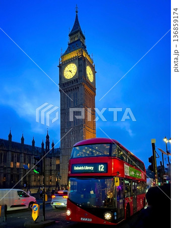 夕暮れのロンドン・ビッグベンと赤い二階建てバス 夕暮れのロンドン・ビッグベンと赤い二階建てバス 136859174