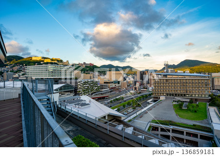 長崎県庁展望テラスから見る長崎駅の風景 136859181