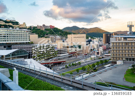長崎県庁展望テラスから見る長崎駅の風景 136859183