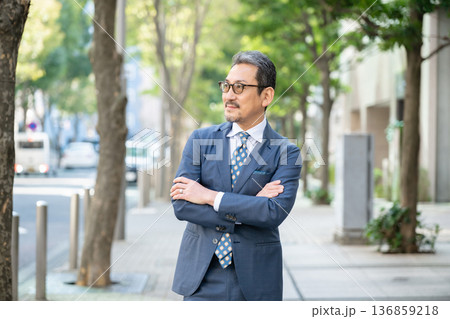 中高年ビジネスマン 136859218