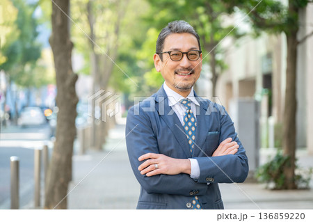 中高年ビジネスマン 136859220