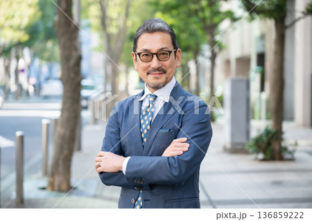 中高年ビジネスマン 中高年ビジネスマン 136859222