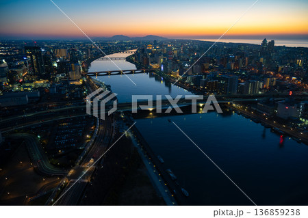 新潟市内の夜景 136859238