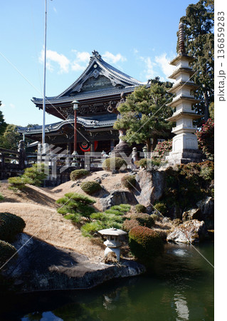 愛知県　豊川稲荷・庭園と本殿 136859283