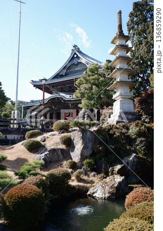 愛知県　豊川稲荷・庭園と本殿 136859290