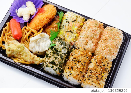 おにぎりおかず弁当 おにぎりおかず弁当 136859293