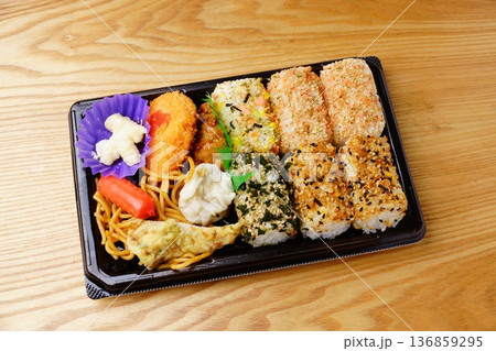 おにぎりおかず弁当 おにぎりおかず弁当 136859295
