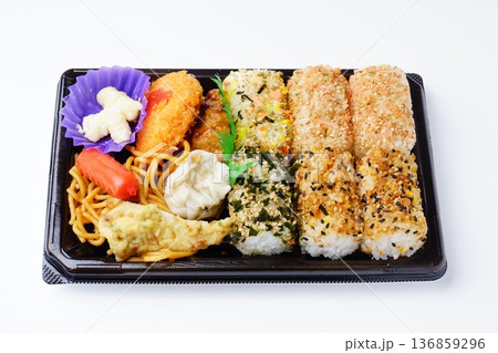 おにぎりおかず弁当 136859296