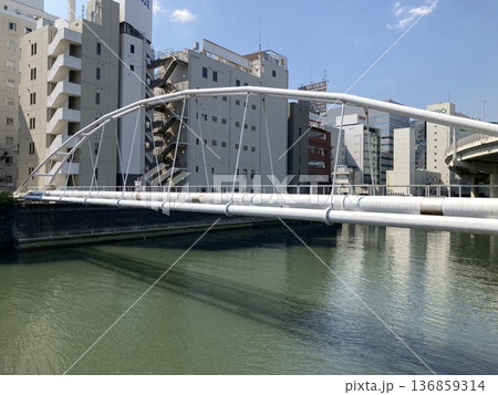 東京都中央区日本橋箱崎町にある湊橋から見た「水管橋（湊橋水管橋）」 136859314