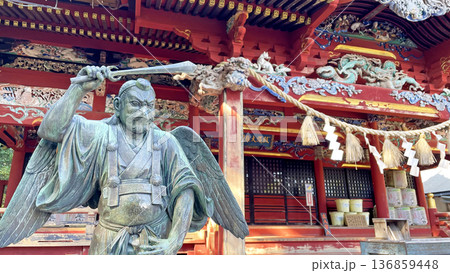 日本の寺社仏閣の彫刻と天狗の像 厄除けと伝統文化  高尾山 136859448