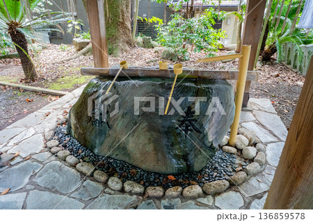 山王神社の手水場の風景（長崎市） 136859578