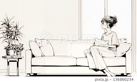 ソファでクッションを抱えてくつろぐ若い女性（シンプルな色使い）