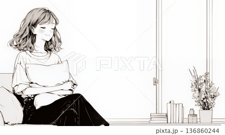 ソファでクッションを抱えてくつろぐ若い女性（シンプルな色使い）