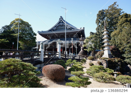 愛知県　豊川稲荷・本殿と庭園 136860294