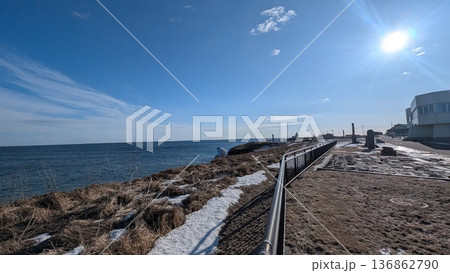 納沙布岬 日本最東端の海岸線と冬の陽光 北海道根室 136862790