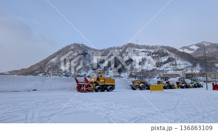 冬の港で作業する除雪車 雪を押すホイールローダーと重機 冬の港で作業する除雪車 雪を押すホイールローダーと重機 136863109