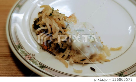 スパイス香るチキンビリヤニとライタ ヨーグルトソース添え 136863575