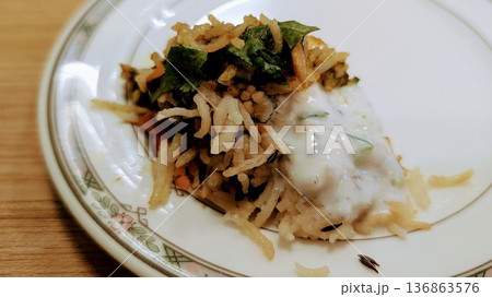 スパイス香るチキンビリヤニとライタ ヨーグルトソース添え スパイス香るチキンビリヤニとライタ ヨーグルトソース添え 136863576