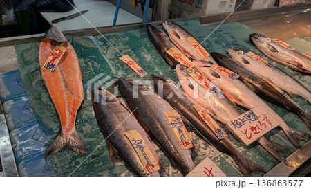 釧路の魚市場 鮮魚が並ぶ販売台と魚の陳列 釧路の魚市場 鮮魚が並ぶ販売台と魚の陳列 136863577