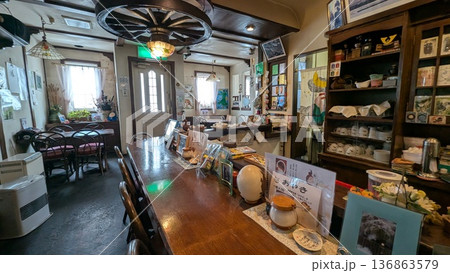 昭和レトロな喫茶店の店内 カウンター席と雑貨が並ぶ落ち着いた空間 昭和レトロな喫茶店の店内 カウンター席と雑貨が並ぶ落ち着いた空間 136863579
