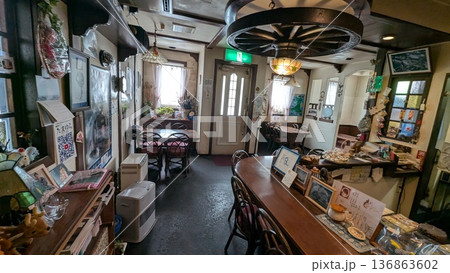 昭和レトロな喫茶店の店内 カウンター席と雑貨が並ぶ落ち着いた空間 昭和レトロな喫茶店の店内 カウンター席と雑貨が並ぶ落ち着いた空間 136863602