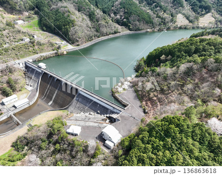 愛媛県東温市 佐古ダムの風景 愛媛県東温市 佐古ダムの風景 136863618