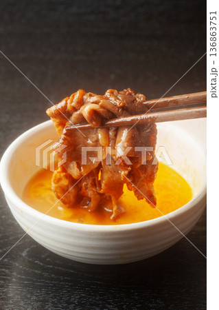 生卵につけたすき焼き(黒毛和牛) 生卵につけたすき焼き(黒毛和牛) 136863751