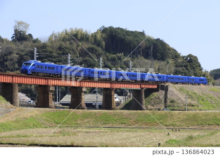 大分 杵築の鉄橋を渡る特急ソニック 青い車体の編成 136864023