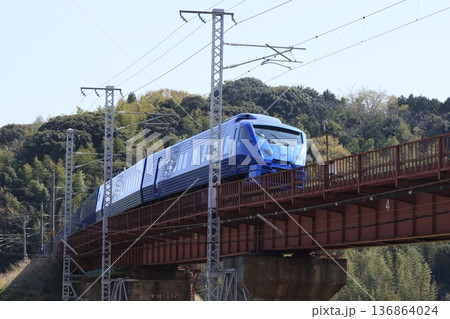 大分 杵築の鉄橋を渡る特急ソニック 青い車体の編成 136864024