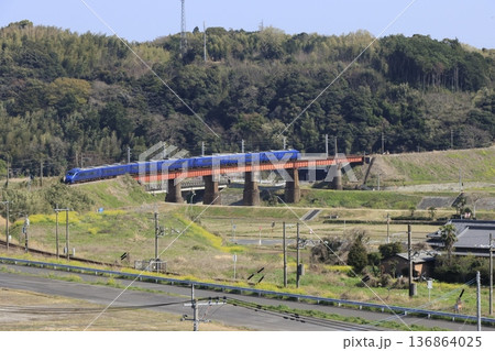 大分 杵築の鉄橋を渡る特急ソニック 青い車体の編成 136864025