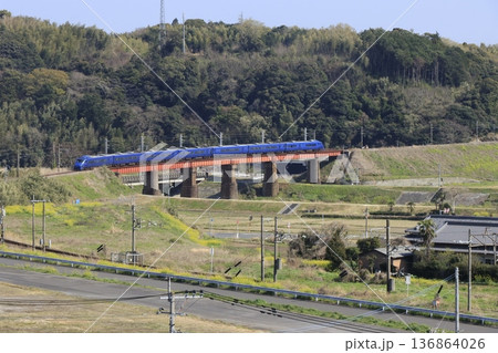 大分 杵築の鉄橋を渡る特急ソニック 青い車体の編成 136864026