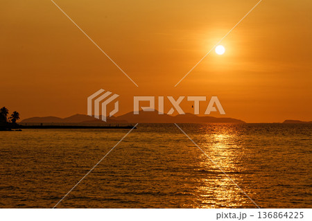 タイ　パタヤの夕日　サンクチュアリー・オブ・トゥルース近く 136864225