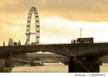 イギリス・ロンドン テムズ川沿いの夕景とロンドンアイのシルエット 136864443