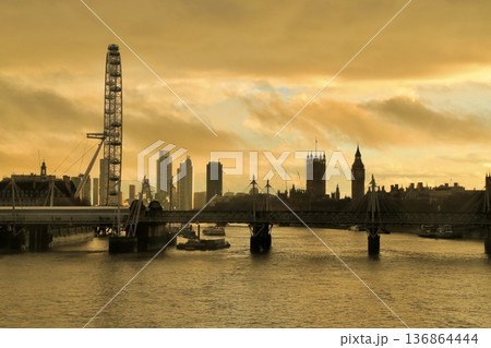イギリス・ロンドン テムズ川沿いの夕景とロンドンアイのシルエット イギリス・ロンドン テムズ川沿いの夕景とロンドンアイのシルエット 136864444