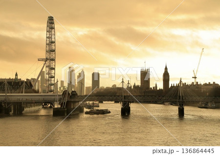 イギリス・ロンドン テムズ川沿いの夕景とロンドンアイのシルエット 136864445