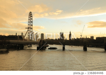 イギリス・ロンドン テムズ川沿いの夕景とロンドンアイのシルエット イギリス・ロンドン テムズ川沿いの夕景とロンドンアイのシルエット 136864446