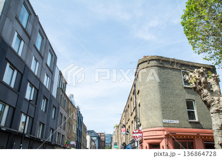 明るい日差しの下のレンガ造りと近代的な建物が混じった街並み ロンドン東のショーディッチにて 明るい日差しの下のレンガ造りと近代的な建物が混じった街並み ロンドン東のショーディッチにて 136864728