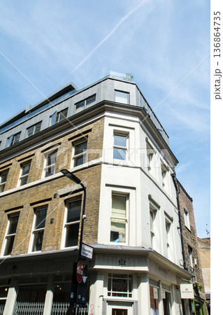 明るい日差しの下のレンガ造りと近代的な建物が混じった街並み　ロンドン東のショーディッチにて 136864735