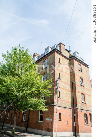 明るい日差しの下のレンガ造りの歴史的な建物が並ぶ街並み　ロンドン東のショーディッチにて 136865151